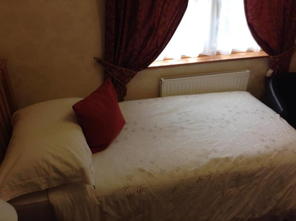 Tudor Cottage Bed & Breakfast เคมบริดจ์ ภายนอก รูปภาพ